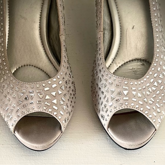 KELLY & KATIE Pumps with Rhinestones - Size 9. Ready for Holidays! Silver. VGUC. - Picture 3 of 7